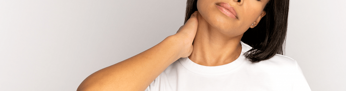 El dolor y los crujidos en el cuello son síntomas comunes que preocupan a los pacientes con osteocondrosis cervical. 