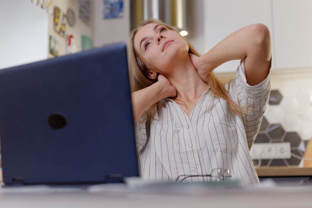 Uno de los factores en el desarrollo de la osteocondrosis cervical es trabajar frente a una computadora. 